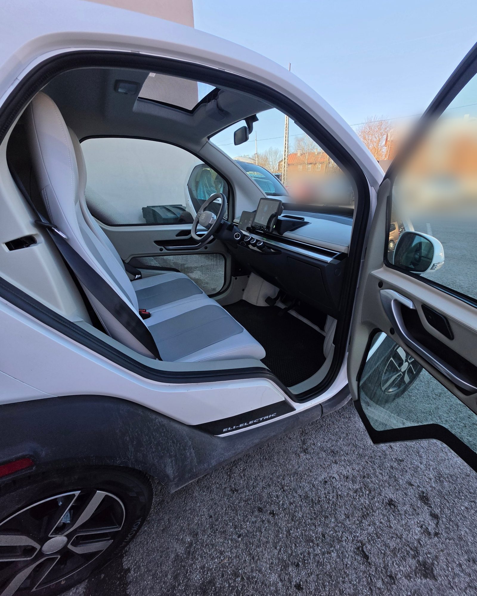 Pearl White Eli ZERO Premium with open door and vegan-leather seats